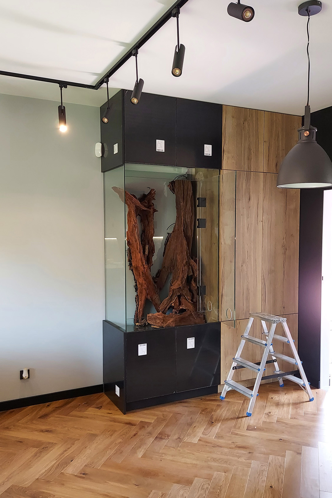 Etap budowy hardscape, tj. korzennej aranżacji wewnętrznej terrarium dla dużego węża.