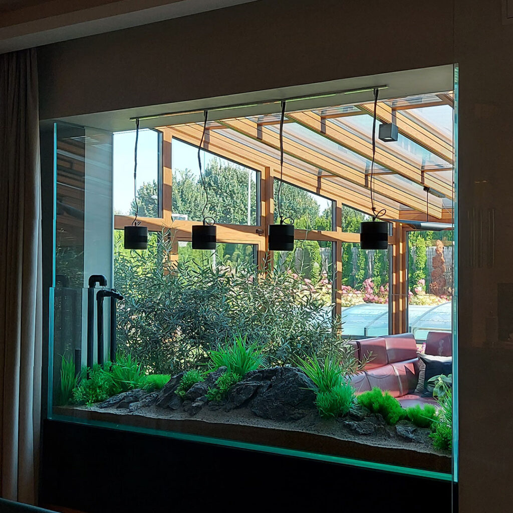 Nowoczesne akwarium z suchą aranżacją wewnętrzną jako tymczasowa dekoracja na dłuższą nieobecność Użytkownika.