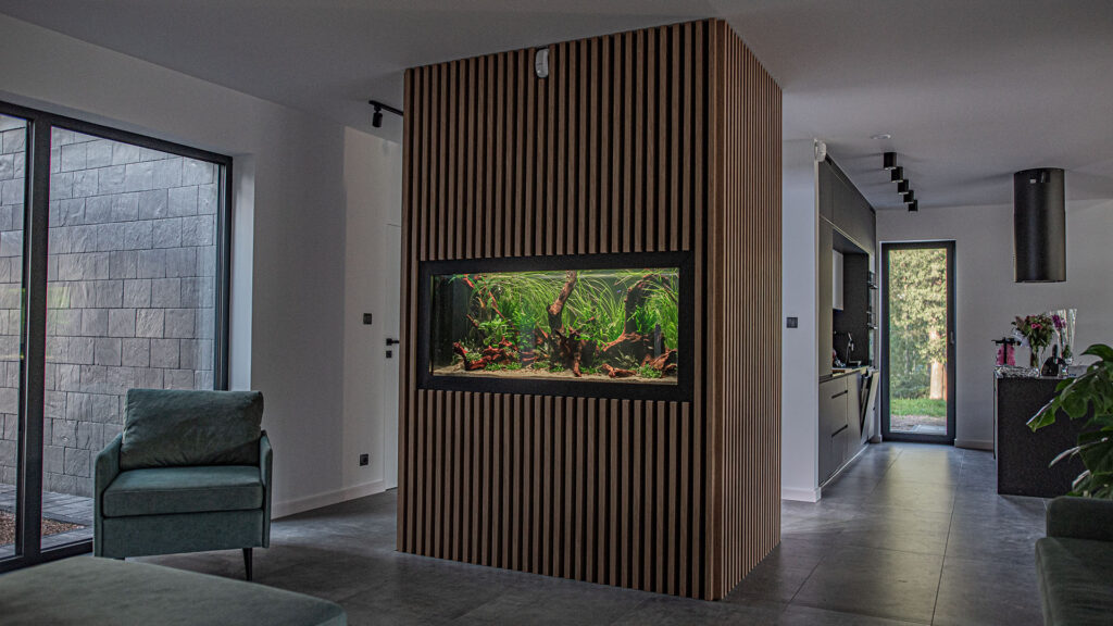 Akwarium naturalne w ścianie. Projekt w domu jednorodzinnym.