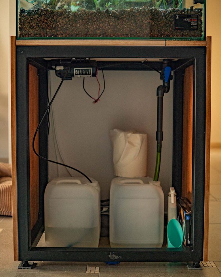 Komora wyposażenia hydraulicznego półautomatycznego terrarium roślinnego.