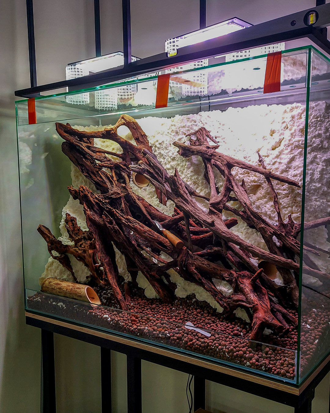 Pianka montażowa do budowy ścianki terrarium.