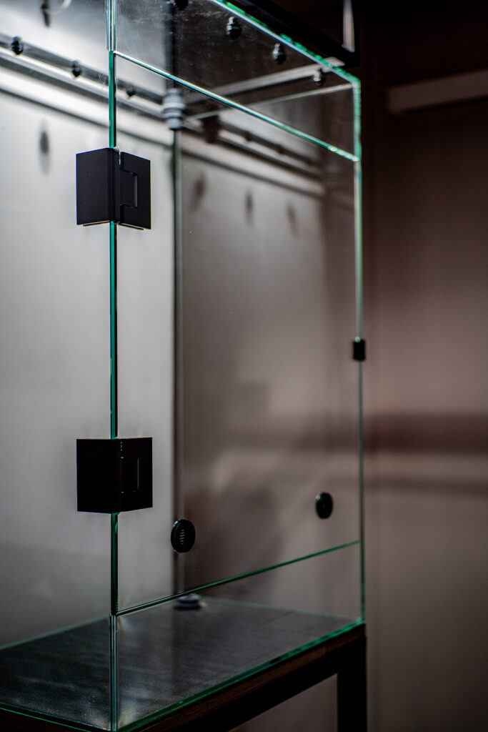 Hartowana gablota szklanego terrarium z uchylnymi drzwiami na zawiasach kabinowych.