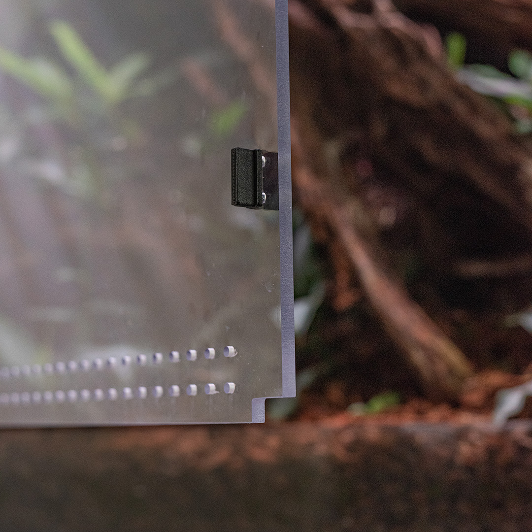 Poliwęglanowe fronty otwierane na zawiasach.