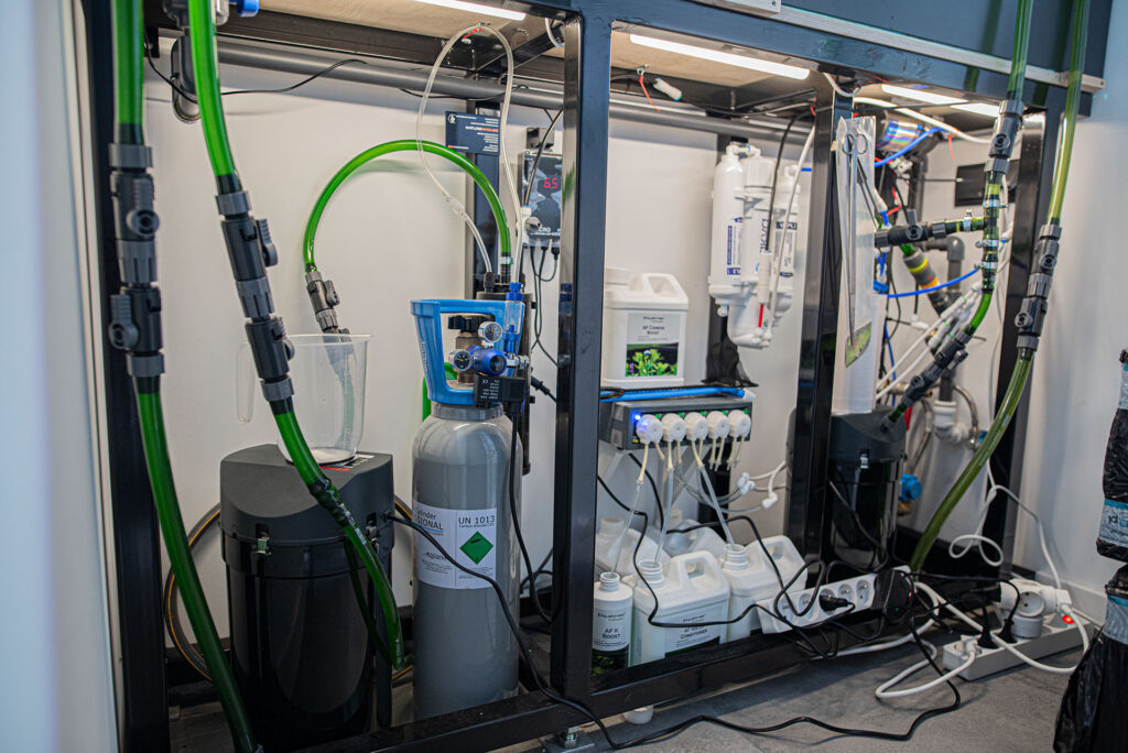 Zachowanie ładu i porządku wyposażenia akwarium znacznie ułatwia jego obsługę.